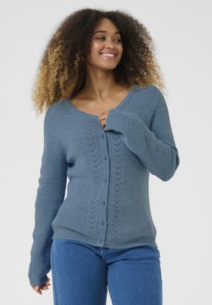 Blauer Strickcardigan mit rundem Halsausschnitt, Knopfverschluss und Spitze an der Vorderseite und den Ärmeln. Glatte Textur, figurbetonte Form.