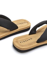 Des tongs en tissu noir avec une semelle intérieure en bois à motif naturel et une semelle en caoutchouc noir texturée. Présente la marque "ELBSAND" sur la semelle.