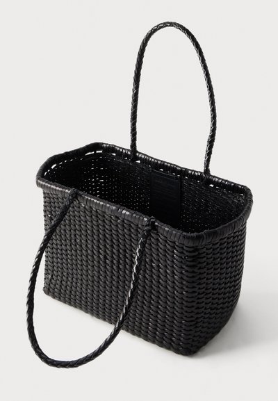 Μαύρη υφασμένη ορθογώνια τσάντα με δύο πλεκτές λαβές, ανοιχτό επάνω μέρος και ορατή εσωτερική ετικέτα, τοποθετημένη σε ένα απλό ανοιχτό φόντο.