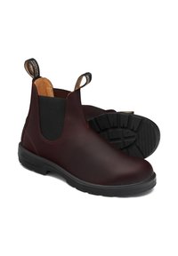 Botas Chelsea de cuero burdeos con paneles laterales elásticos y pestañas de tirón. Suela de goma negra texturizada con detalles de agarre. Acabado suave.