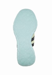 Sole obuvi s textúrovaným svetlomodrým gumovým materiálom s vyvýšeným brandingom a výraznými čiernymi a žltými pruhovanými bočnými akcentmi.