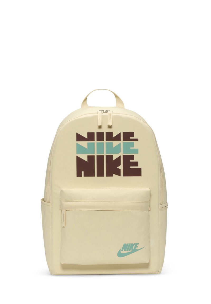 Rucsac bej cu o textură netedă, având o grafică mare în text de culoare maro și teal. Include un buzunar frontal și un logo de marcă.