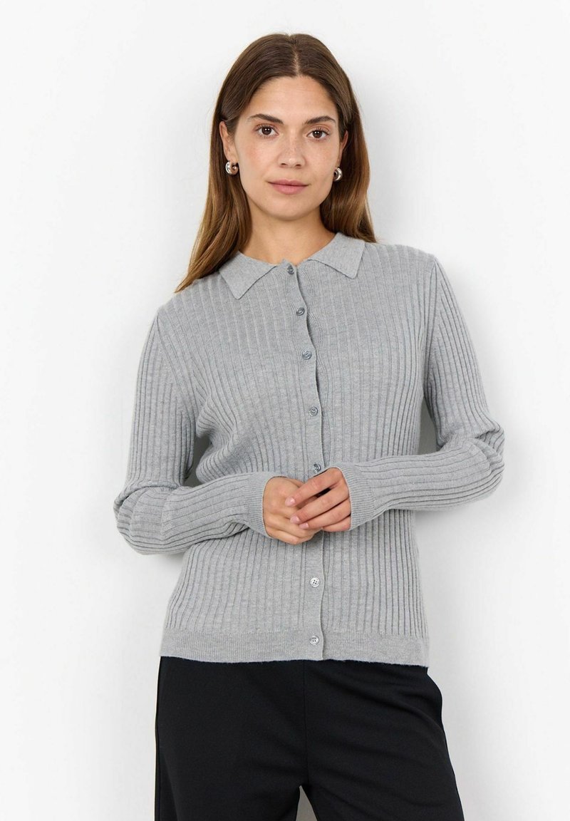 Cardigan grigio a costine con collo, dotato di chiusura a bottoni sul davanti e maniche lunghe, realizzato in morbido tessuto knit.