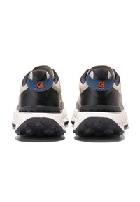 Sportskor med en beige överdel, mörk hälkappa och strukturerad gummisula. Har en blå accent och orange logodetaljer bak.