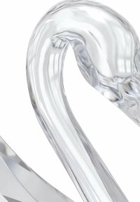 Scultura di cigno in cristallo con vetro trasparente e liscio, collo curvo e testa dettagliata. La superficie riflettente cattura la luce con eleganza.