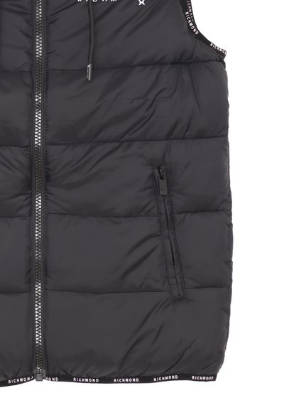 Gilet imbottito nero con zip frontale, tasca laterale e dettagli con logo lungo l'orlo. Il materiale è liscio e trapuntato con una finitura opaca.