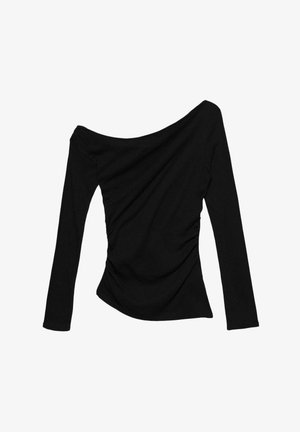 Top negru cu umeri goi, cu mâneci lungi, având detalii plisate pe o parte și o textură netedă, moale.