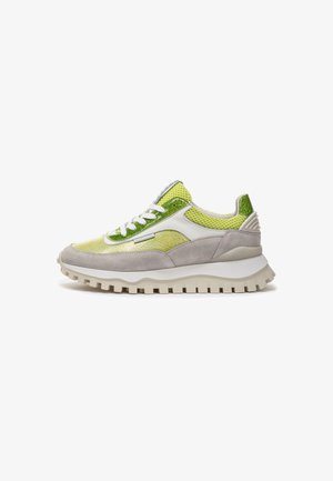 Grüne und graue Sneaker aus Mesh- und Wildledermaterialien, mit strukturierten Akzenten und einer dicken, gerippten Gummisohle. Sie verfügen über weiße Schnürsenkel und Details.