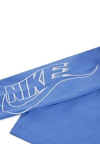 T-shirt blu in cotone con collo rotondo e maniche lunghe. Presenta un logo Nike bianco stampato sulla manica, con una texture liscia.