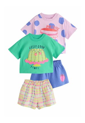 Dwa zestawy kolorowych dziecięcych piżam z krótkimi rękawami i szortami; jedna zielona bluzka z wzorem dżemu, jedna różowa bluzka ze słoikiem i kropkami.