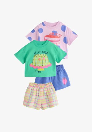 Dos juegos de pijamas infantiles coloridos con mangas cortas y pantalones cortos; una parte superior verde con diseño de gelatina, una parte superior rosa con frasco y lunares.