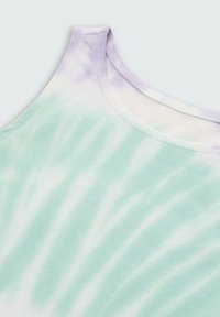 Lagana majica bez rukava u tie-dye uzorku s nijansama mentol zelene i lavande. Mekani materijal s glatkom teksturom i zaobljenim izrezom.