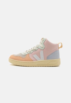 Høj-sneaker i pastelfarverne rosa, beige og lyseblå med hvide snørebånd, gummisål og en trækkrog ved hælen.