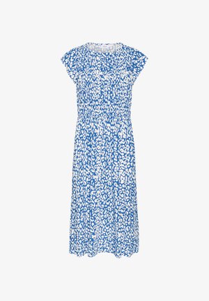 Šaty s modro-bílým vzorem a krátkými volánkovými rukávy, s nabíraným pasem a sukní délky do poloviny stehen; vyrobené z měkké, lehké tkaniny.