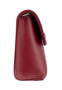 Rdeča usnjena denarnica z gladko teksturo, zaobljenim vrhom in kompaktno zasnovo. Ima srebrno obarvano zapiranje.