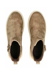Stivaletti alla caviglia in suede beige con design slip-on, suola in gomma bianca e dettaglio metallico decorativo sul lato. Texture morbida e forma arrotondata.