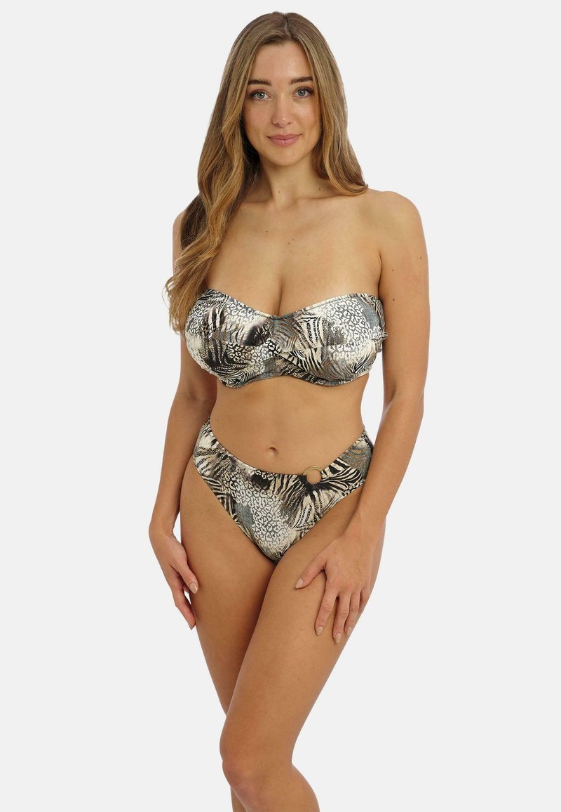 Ensemble de bikini comprenant un haut sans bretelles et un bas taille haute en imprimé animal marron et beige, avec un accent circulaire en or sur le bas.