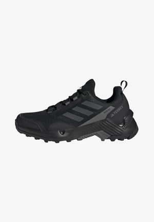 Czarne buty trekkingowe z teksturowaną siateczką, wzmocnionym czubkiem, akcentem w postaci trzech pasków i trwałą podeszwą zapewniającą przyczepność.