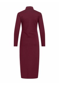 Ilga rankovių suknelė burgundiškos spalvos, aptempto silueto, su apykakle ir ilgiu iki vidurio blauzdos. Lygus audinys be matomų raštų ar akcentų.