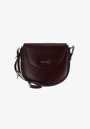 Sac bandoulière en cuir bordeaux avec un design incurvé, quincaillerie en argent, fermeture à rabat et sangle ajustable. Marque sur le devant.