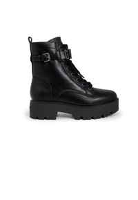 Stivaletto in pelle nera con suola spessa, dotato di lacci frontali e di una fibbia laterale per una vestibilità sicura. Superficie testurizzata e design minimalista.