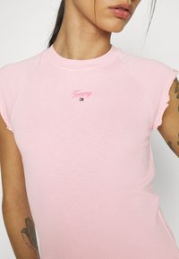 Tommy Jeans SLIM RUCHE SCRIPT TEE - Camiseta básica - ballet pink