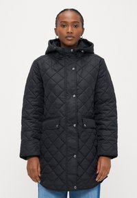 Črna prešita dolga jakna s kapuco, z zapenjanjem na pritisne gumbe, stranskimi žepi in diamantnim vzorcem na tkanini.