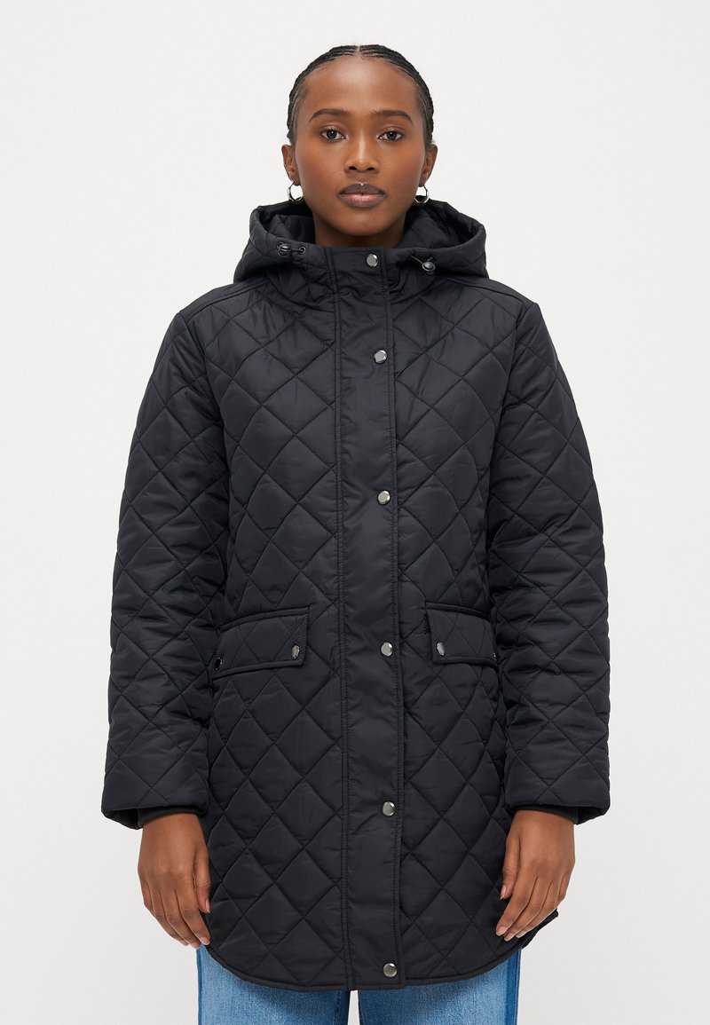 Črna prešita dolga jakna s kapuco, z zapenjanjem na pritisne gumbe, stranskimi žepi in diamantnim vzorcem na tkanini.