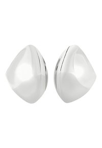 Boucles d'oreilles argentées avec une surface lisse et réfléchissante. Forme de triangle légèrement arrondi et géométrique avec des détails de lignes subtils.