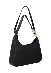 Schwarze Leder-Schultertasche mit geschwungener Form, ausgestattet mit einem goldfarbenen Kettenakzent am Träger. Glatte Textur, minimalistisches Design.