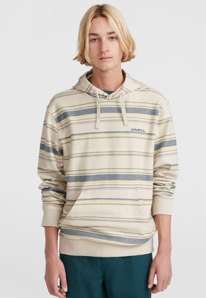 Sudadera beige con franjas horizontales multicolores en gris, azul y amarillo. Cuenta con capucha con cordón y un bolsillo tipo canguro en la parte frontal.