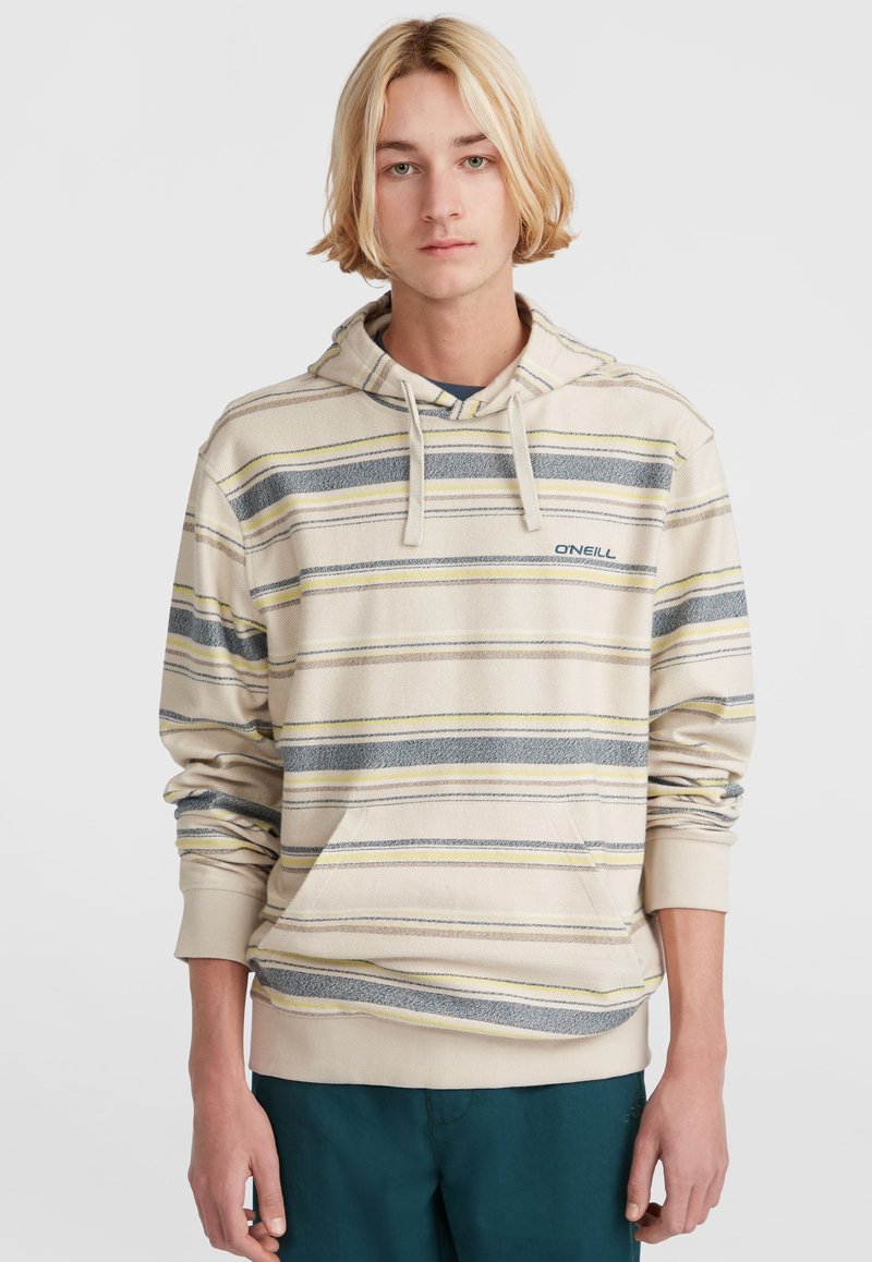Sudadera beige con franjas horizontales multicolores en gris, azul y amarillo. Cuenta con capucha con cordón y un bolsillo tipo canguro en la parte frontal.