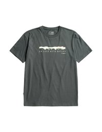Grijze katoenen t-shirt met korte mouwen en een ronde hals. Voorzijde heeft een kleurrafiek met de tekst "VERLIEFD OP DE NATUUR."