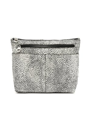 Zwart-wit gevlekte leren pouch met bovenrits, voorzien van een voorzak en een gladde textuur. Rechthoekige vorm met afgeronde hoeken.