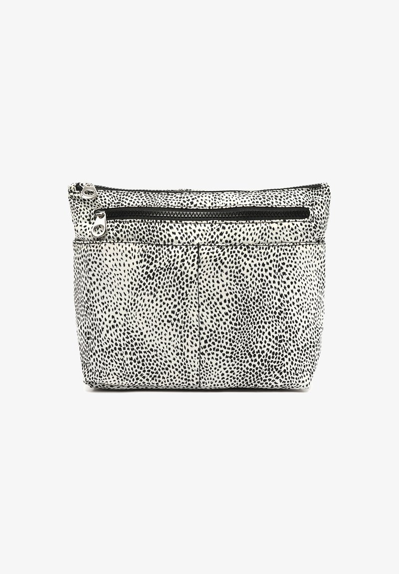 Juoda ir balta dėmėta odinė maišelė su viršutiniu užtrauktuku, turinti priekinę kišenę ir lygią tekstūrą. Stačiakampio formos su suapvalintais kraštais.