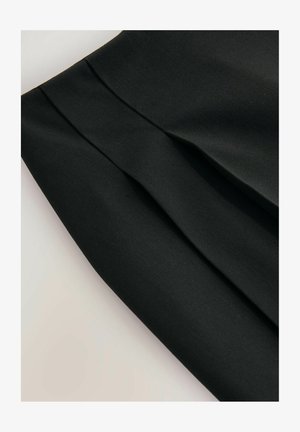 Jupe noire plissée, faite d'un tissu doux. Présente un design épuré et une surface texturée, mettant en valeur la structure et la forme.