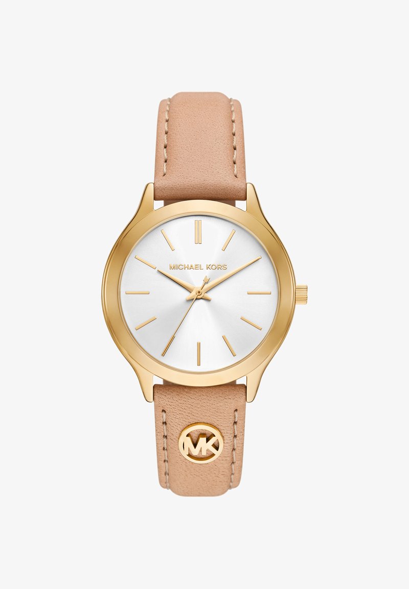 Ceas rotund în ton auriu cu cadran alb, marcaje aurii pentru ore, curea din piele bej și emblemă cu logo-ul MK auriu pe curea.