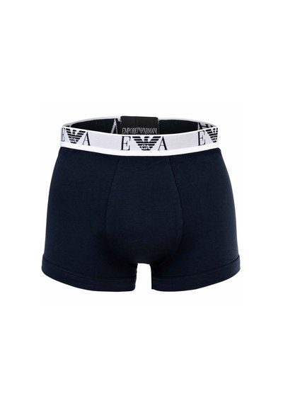 Μαύρα ανδρικά μπόξερ με λευκή ελαστική ζώνη μέσης που φέρει το λογότυπο Emporio Armani και το έμβλημα αετού σε μαύρο χρώμα.