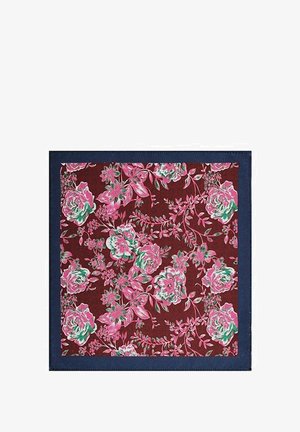 Kwadratowy jedwabny szalik z kwiecistym wzorem w odcieniach różu i zieleni na burgundowym tle, z obramowaniem w jednolitym granatowym kolorze.