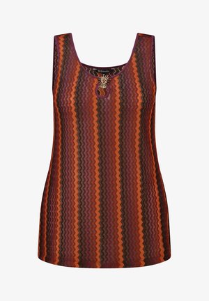 Top sans manches à rayures en zigzag orange, marron et bordeaux, encolure arrondie, liseré violet et broche dorée décorative au niveau de l'encolure.