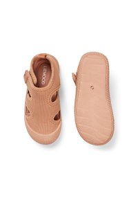 Světlé hnědé boty pro batolata z flexibilního materiálu s průstřihy po stranách, suchým zipem a texturovanou gumovou podrážkou.