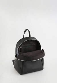 Černý kožený batoh s jemnou texturou, zipovým uzávěrem a přední kapsou. Interiér ukazuje černou látkovou podšívku a prostorný oddíl.