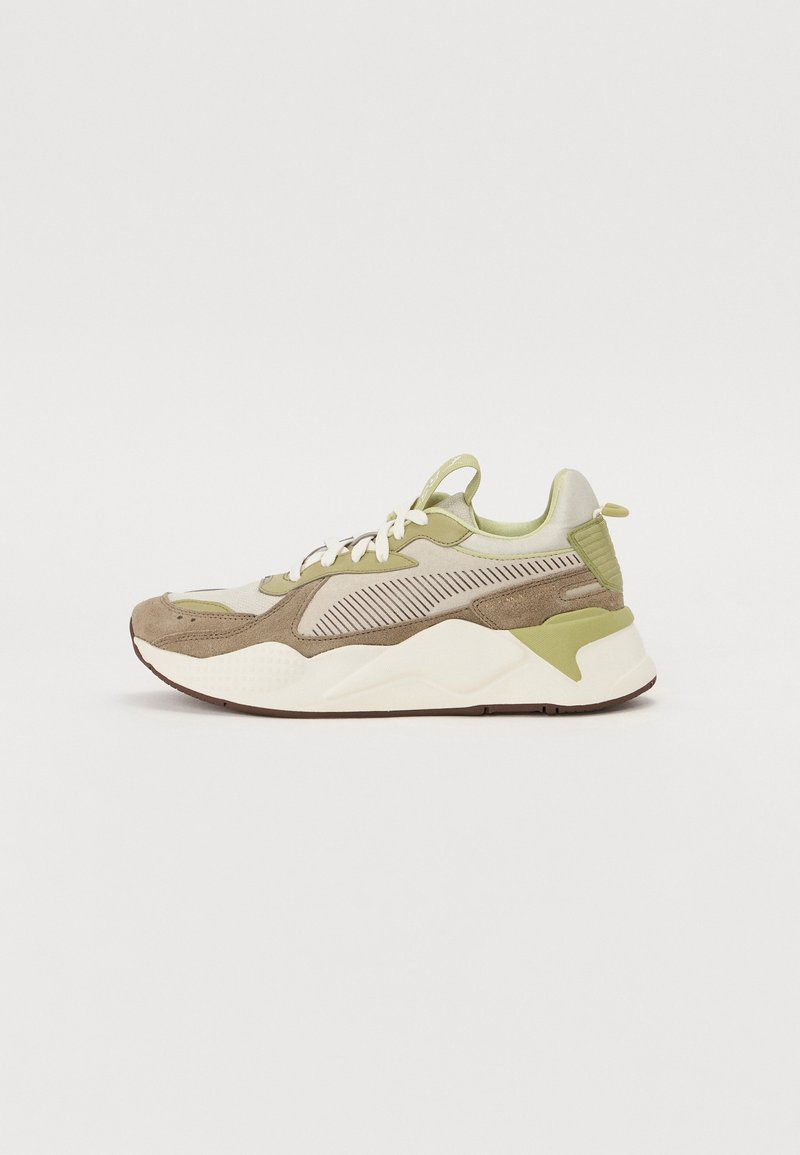 Baskets beige et vert clair avec lacets blancs et semelle blanche épaisse, vues de profil sur un fond uni.