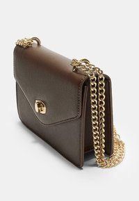 Borsa a tracolla in pelle marrone con catena dorata, forma rettangolare e pattina anteriore con dettaglio della chiusura dorata.