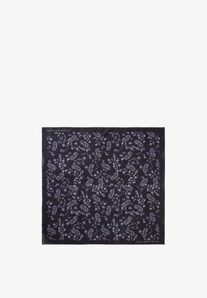 Bufanda rectangular oscura con patrones de cachemira y hojas en tonos púrpura claro distribuidos uniformemente, texto "United Colors of Benetton" en las esquinas superior izquierda e inferior derecha.