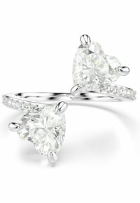 Twee hartvormige diamanten verzonken in een gepolijste zilveren band met een kleine rij heldere edelstenen aan één kant, die het licht weerkaatsen.