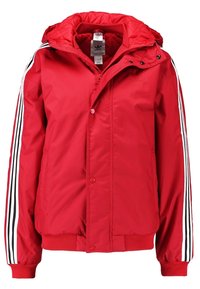 Rød polstret jakke med hætte, med frontlynlås og trykknaplukning, elastiske manchetter og hvide striber langs ærmerne.