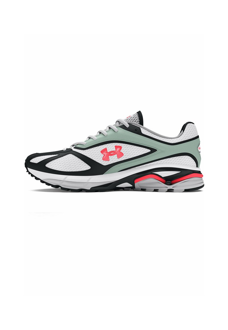 Scarpa da atletica bianca e nera con accenti verde menta e rosa. Materiale in rete, punta arrotondata e ammortizzazione prominente nella suola.