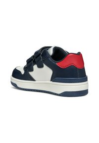 Barnsneaker med en marinblå läderöverdel, vita accenter, en röd klack och kardborreband. Har en texturerad gummisula.