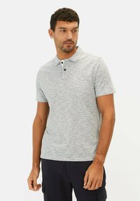 Grijs gestreepte polo met korte mouwen en een drie-knopssluiting, met een gestructureerde stof en een klein borstzakje.
